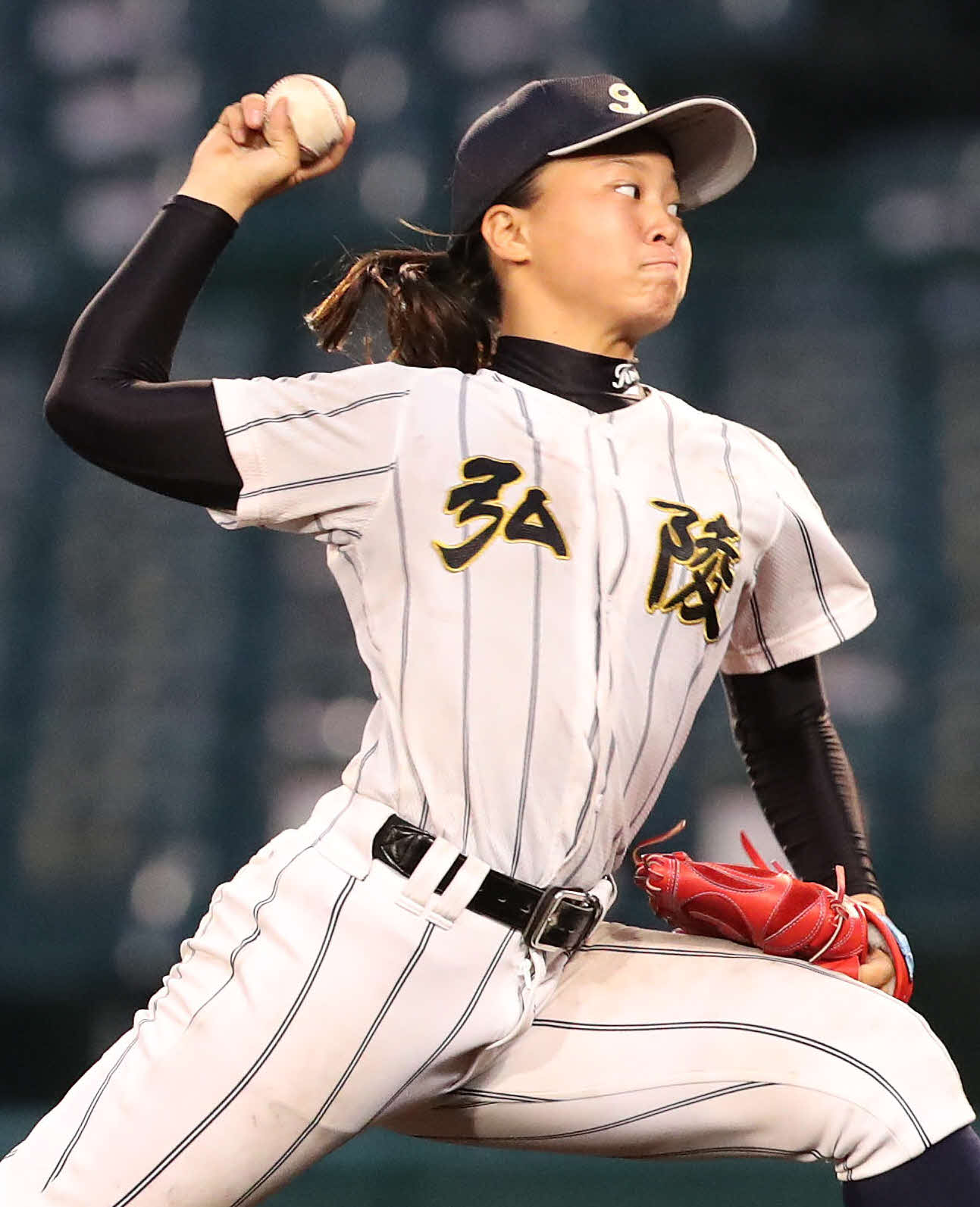 高知中央対神戸弘陵　神戸弘陵2番手で登板する島野（撮影・白石智彦）