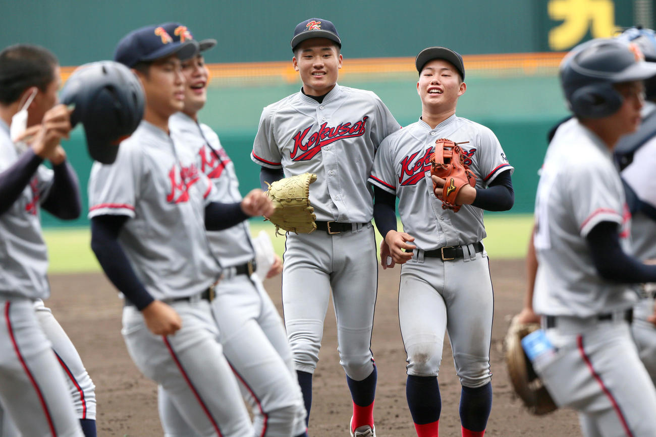 京都国際対二松学舎大付　延長の末、二松学舎大付勝利し笑顔を見せる京都国際の投手森下（中央左）（撮影・上山淳一）