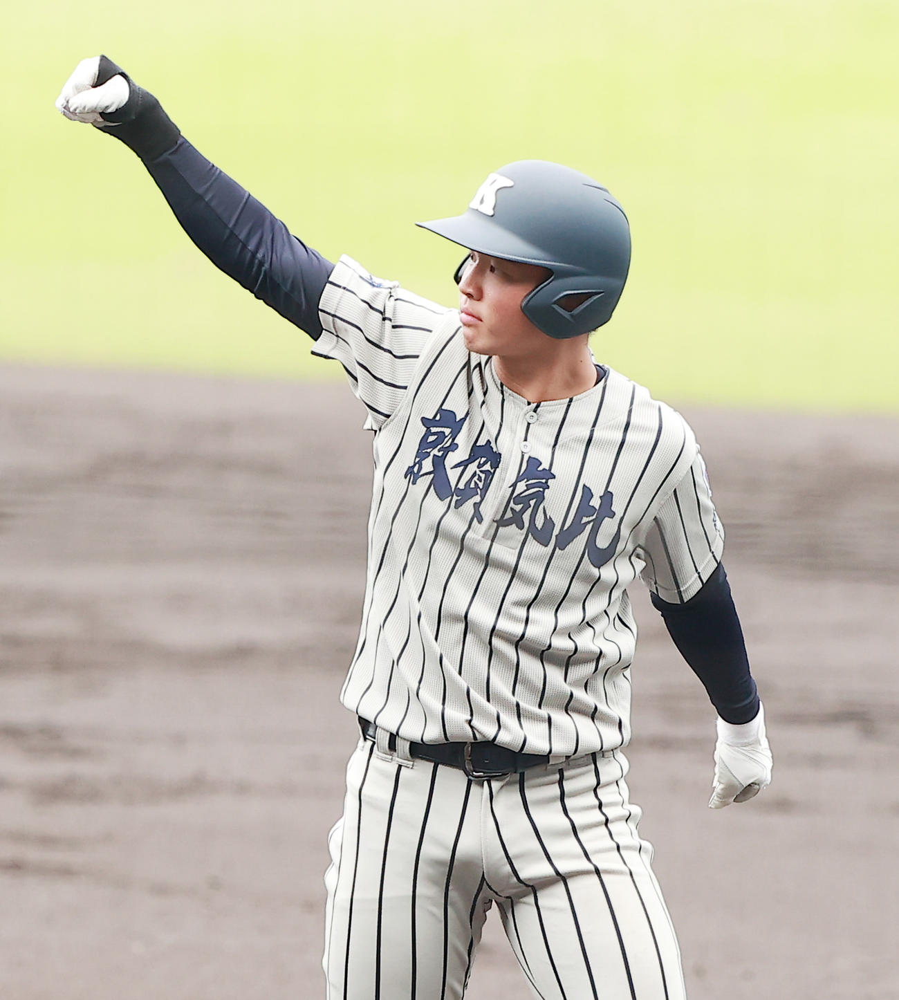 三重対敦賀気比　1回裏敦賀気比無死満塁、左前先制適時打を放ちベンチに向かってガッツポーズの上加世田（撮影・野上伸悟）