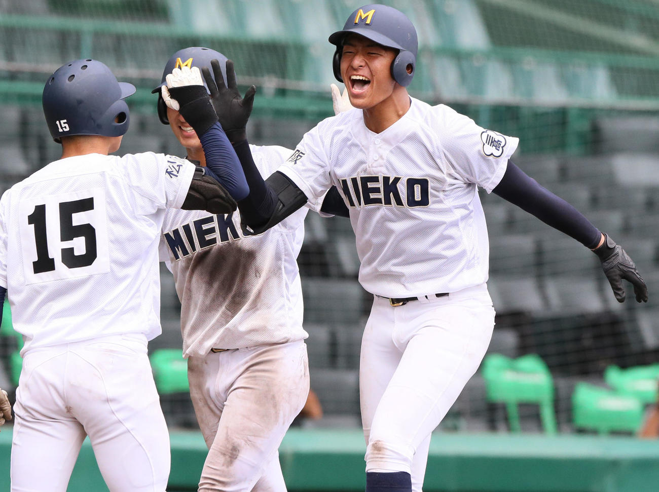 三重対敦賀気比　8回表三重無死一塁、池田（右）は左越え2点本塁打を放ち喜ぶ（撮影・上山淳一）