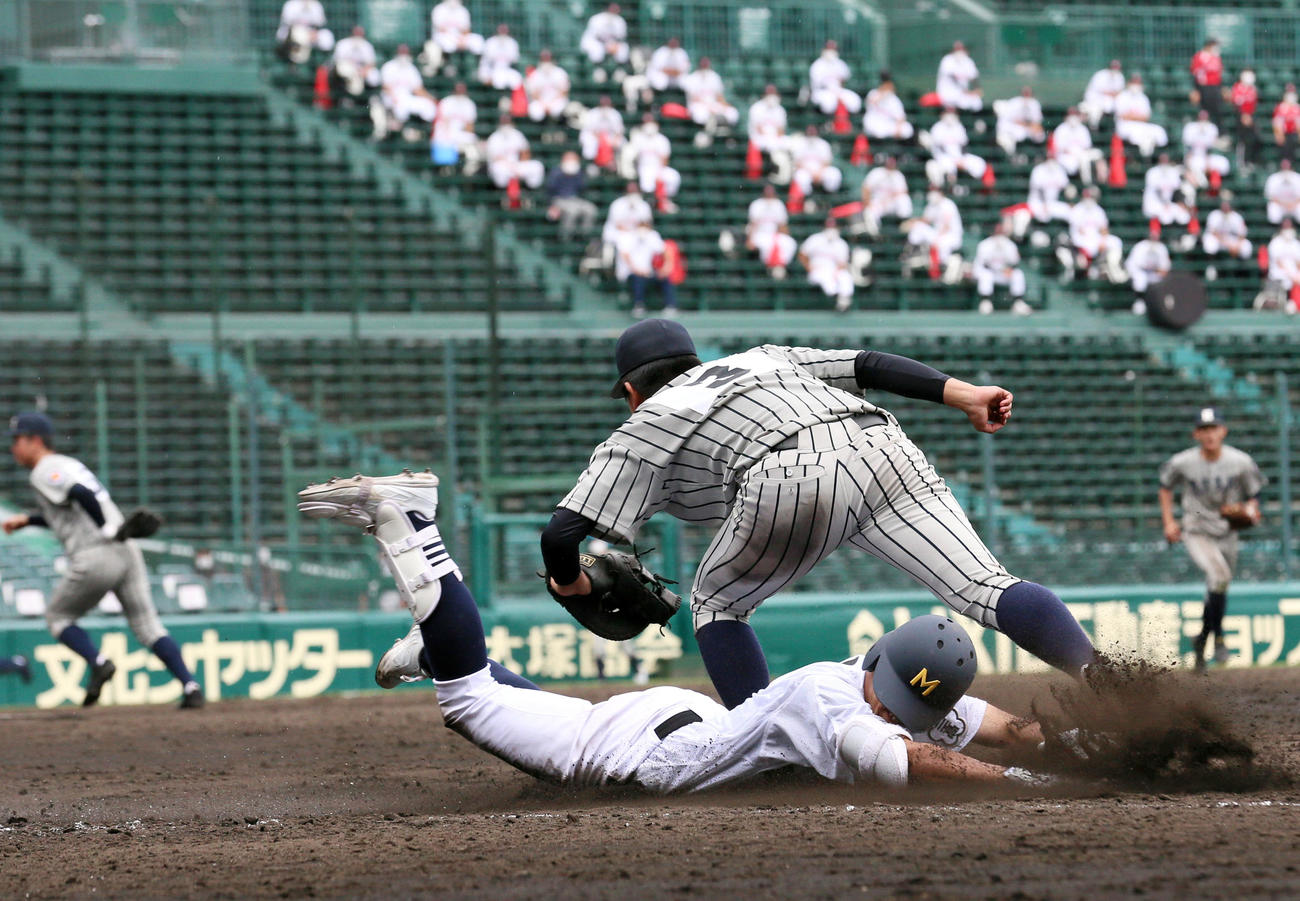 三重対敦賀気比　9回表三重2死、野田（手前）は三ゴロに倒れゲームセット。手前右一塁手小西（撮影・上山淳一）