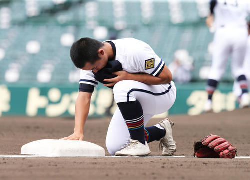 智弁和歌山対高松商　安藤は試合前に三塁ベースに手を付き祈る（撮影・屋方直哉）