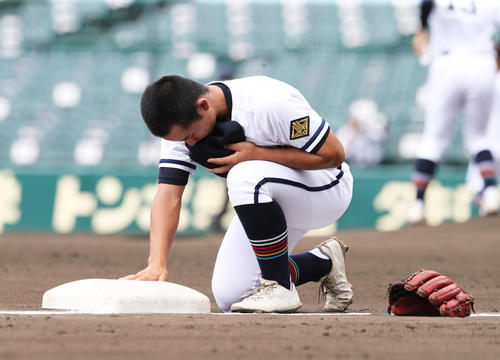 智弁和歌山対高松商 安藤は試合前に三塁ベースに手を付き祈る(撮影・屋方直哉)