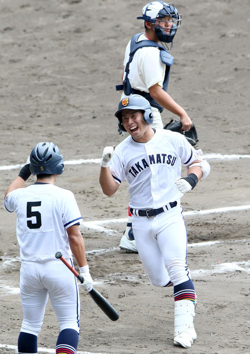 智弁和歌山対高松商 6回裏高松商1死、浅野(右)は左越え本塁打を放ち喜ぶ(撮影・上山淳一)
