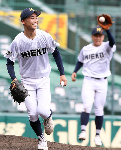 三重対敦賀気比 6回を3人で終え笑顔を見せる三重の投手辻(撮影・上山淳一)