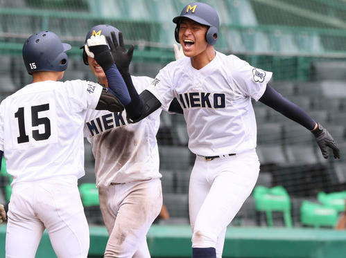 三重対敦賀気比 8回表三重無死一塁、池田(右)は左越え2点本塁打を放ち喜ぶ(撮影・上山淳一)
