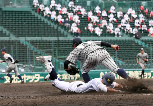三重対敦賀気比 9回表三重2死、野田(手前)は三ゴロに倒れゲームセット。手前右一塁手小西(撮影・上山淳一)