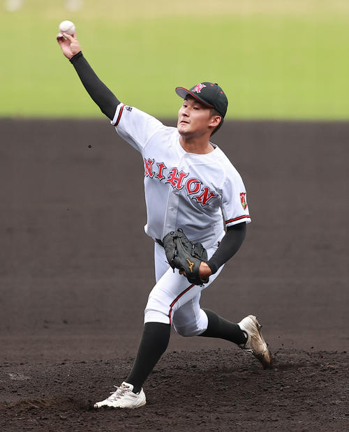日大山形対石見智翠館 力投する日大山形先発の斎藤(撮影・野上伸悟)