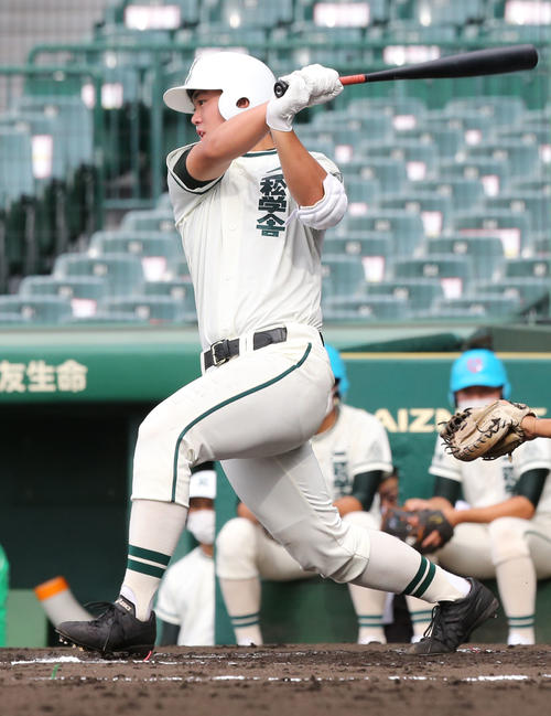 京都国際対二松学舎大付 1回裏二松学舎大付2死二塁、関は中堅に先制の適時打を放つ(撮影・屋方直哉)
