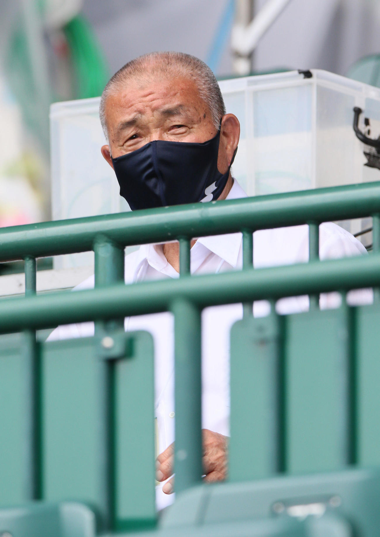 智弁和歌山対高松商　スタンドから試合を見る智弁和歌山の高嶋名誉監督（撮影・上山淳一）