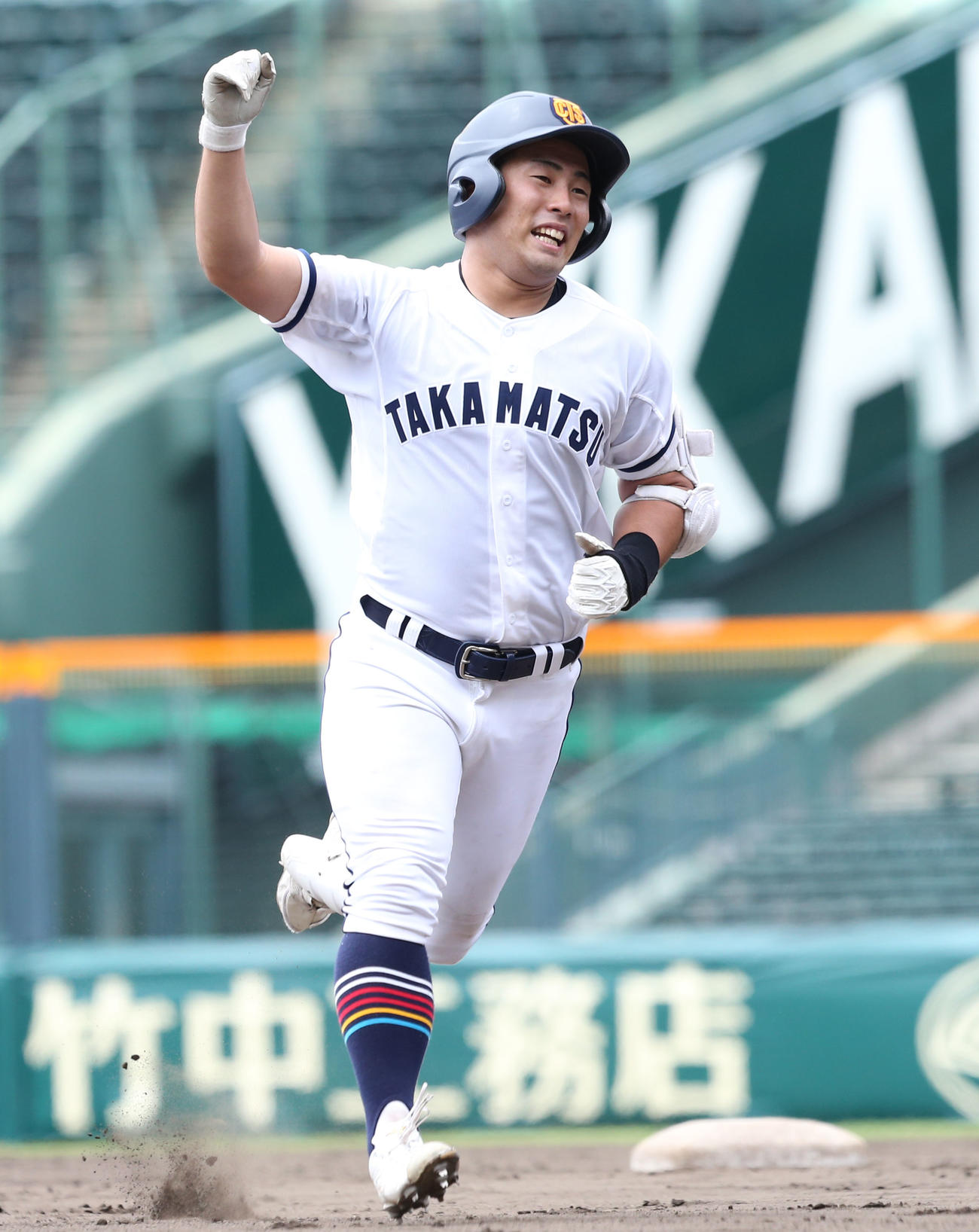 6回裏高松商1死、浅野は左越えの本塁打を放ちガッツポーズをする（撮影・屋方直哉）