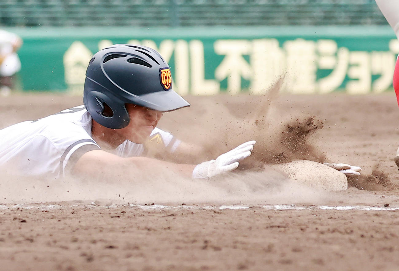 智弁和歌山対高松商　9回裏高松商2死一、二塁、代打で遊ゴロに倒れヘッドスライディングも実らず最後の打者となった大坪（撮影・野上伸悟）