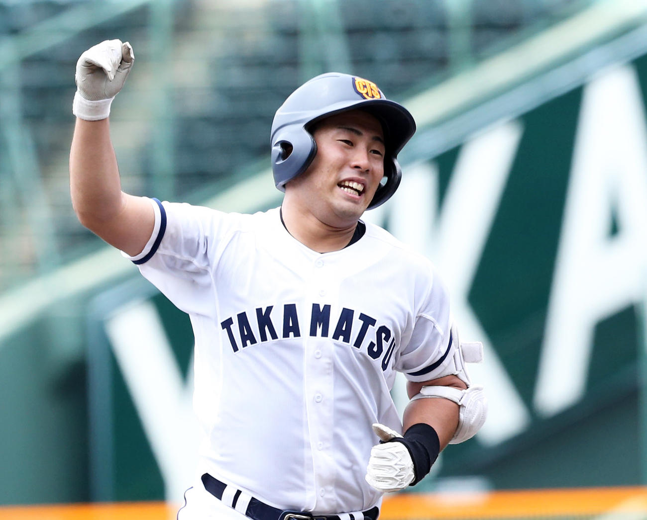 6回裏高松商1死、浅野は左越え本塁打を放ちガッツポーズ（撮影・屋方直哉）