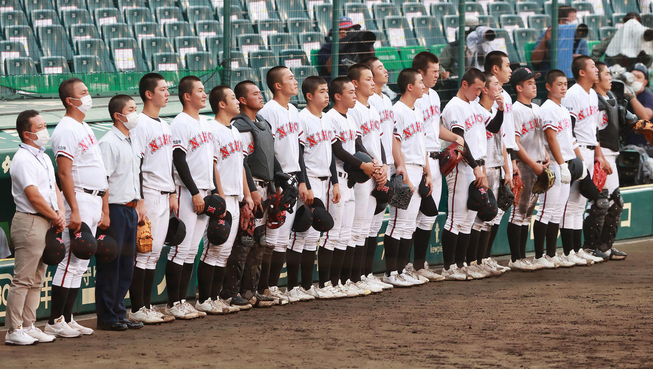 日大山形対石見智翠館　準々決勝進出を逃し無念の表情でベンチ前に整列する日大山形ナイン。左から2人目は荒木監督（撮影・野上伸悟）