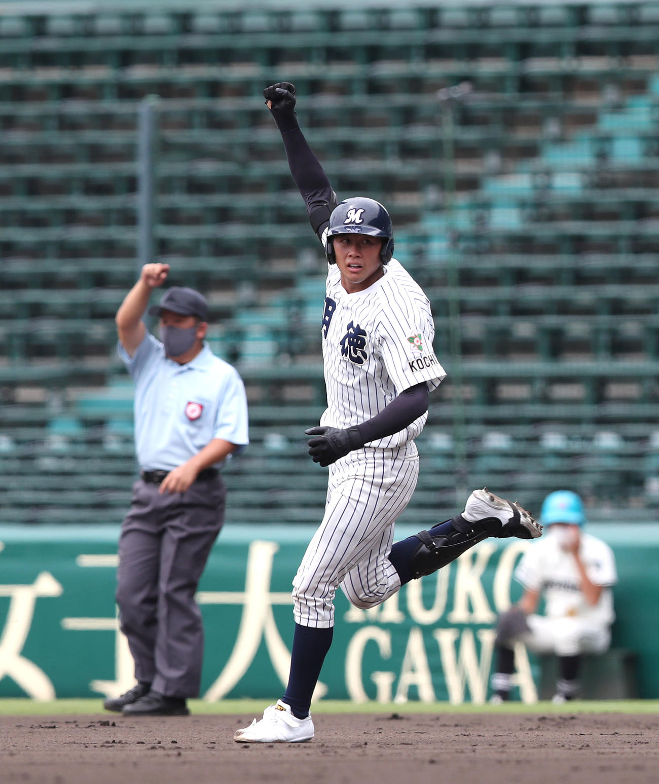 明徳義塾対松商学園2回表明徳義塾1死、右越え本塁打を放ち大きくガッツポーズする代木（撮影・白石智彦）