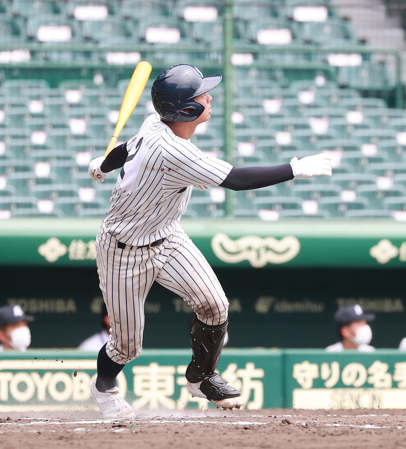 明徳義塾対松商学園　6回表明徳義塾2死、左越え本塁打を放つ加藤（撮影・野上伸悟）