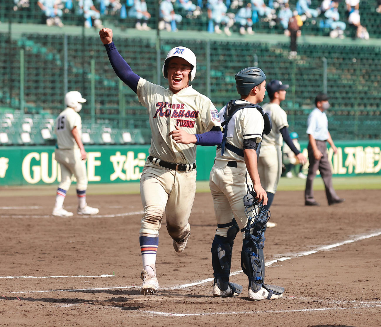 長崎商対神戸国際大付　7回裏神戸国際大付1死二、三塁、武本の右2点適時二塁打で生還する西川（撮影・野上伸悟）