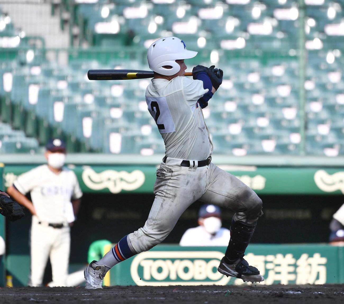 長崎商対神戸国際大付　10回裏神戸国際大付2死二、三塁、左前にサヨナラ2点適時打を放つ西川侑志（撮影・上田博志）