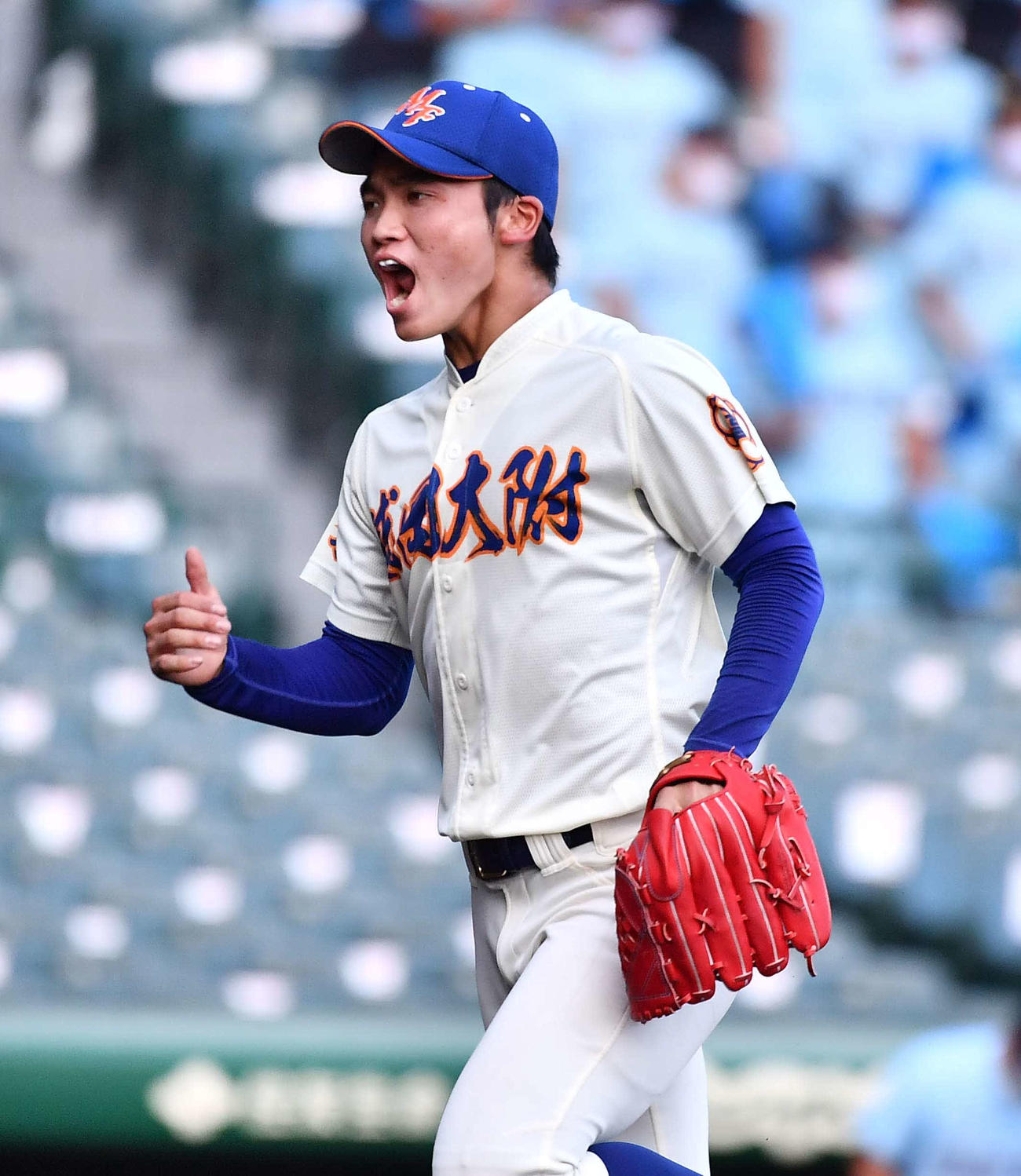 近江対盛岡大付　3回表近江2死一、二塁、春山を遊ゴロに打ち取り雄たけびをあげる盛岡大付エース渡辺翔真（撮影・上田博志）