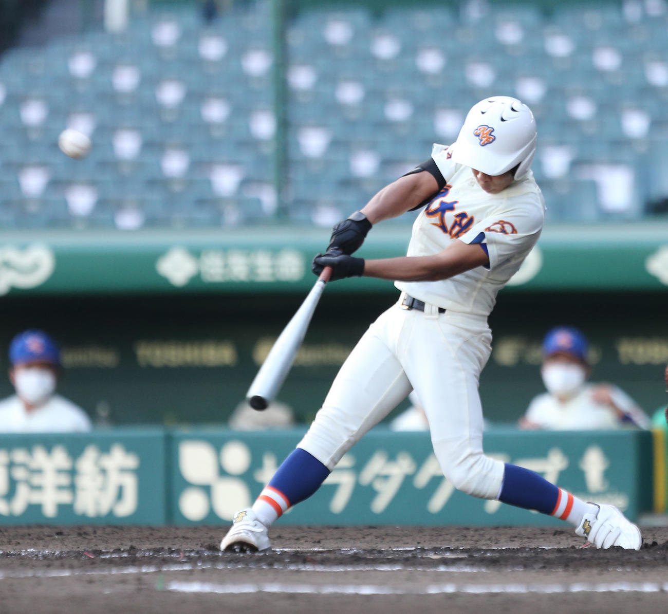 近江対盛岡大付　3回裏盛岡大付2死二、三塁、南は左翼線へ2点適時打を放つ（撮影・屋方直哉）