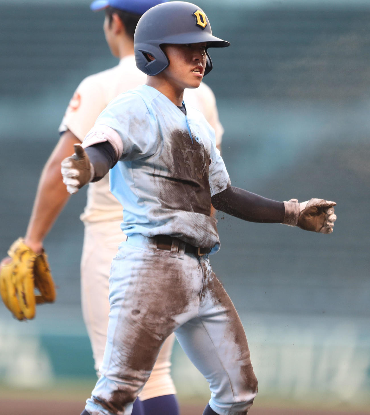 近江対盛岡大付　6回表近江1死、明石は右翼線へ三塁打を放ちヘッドスライディングをする（撮影・屋方直哉）