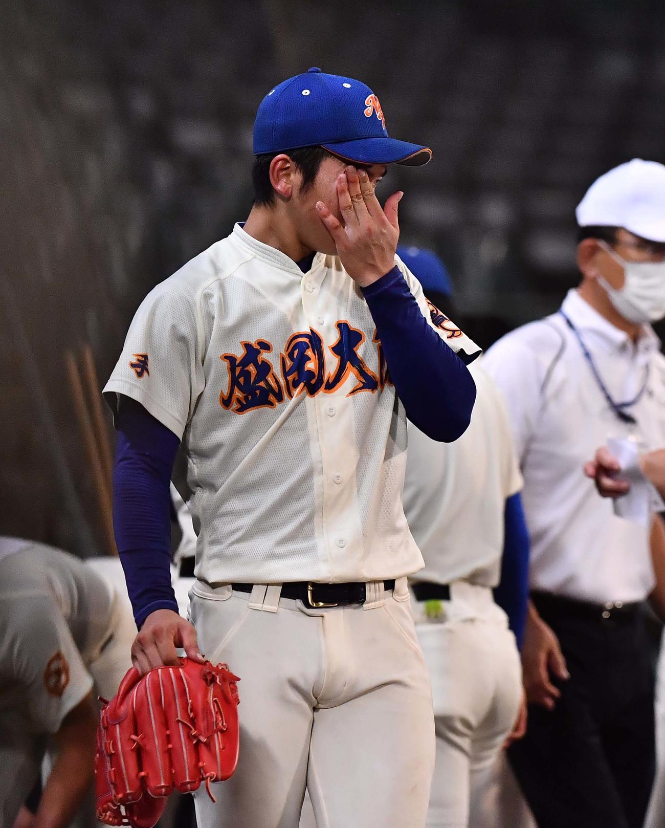 近江対盛岡大付　近江に敗れ涙を流す盛岡大付エース渡辺翔真（撮影・上田博志）