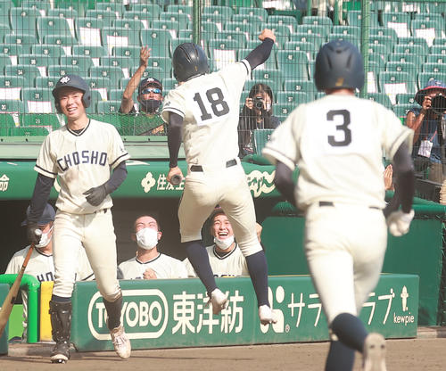長崎商対神戸国際大付　8回表長崎商2死一、三塁、適時打と敵失で2点を奪い盛り上がる長崎商ベンチ（撮影・野上伸悟）