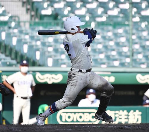 長崎商対神戸国際大付　10回裏神戸国際大付2死二、三塁、左前にサヨナラ2点適時打を放つ西川侑志（撮影・上田博志）