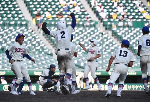 長崎商対神戸国際大付　10回裏神戸国際大付2死二、三塁、左前にサヨナラ2点適時打を放ちガッツポーズする西川侑志（撮影・上田博志）