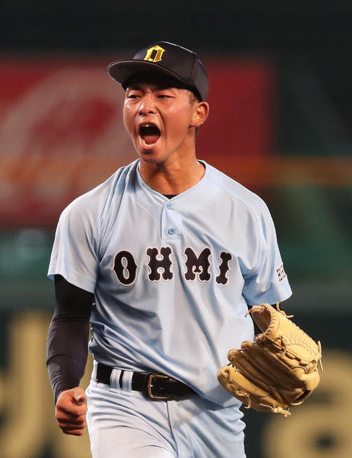 近江対盛岡大付　9回裏盛岡大付2死一、二塁、新井を空振り三振にして力強くほえる岩佐（撮影・白石智彦）