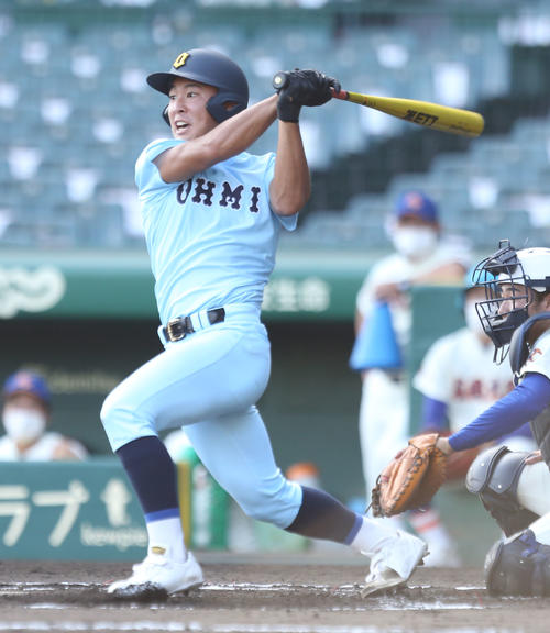 近江対盛岡大付　1回表近江無死、一、二塁、山田は先制の適時打を放つ（撮影・屋方直哉）