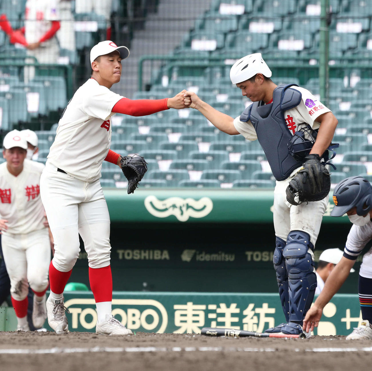 智弁和歌山対高松商　高松商に勝利しグータッチをする伊藤（左）と渡部（撮影・屋方直哉）
