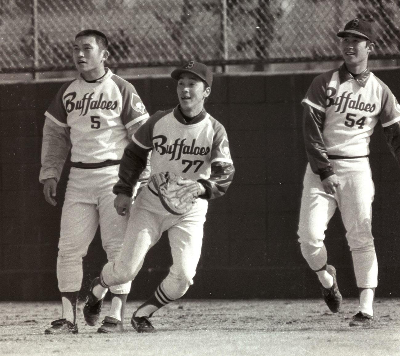 近鉄練習　ノックを受ける（左から）佐々木恭介、高岸佳宏、山中浩次（1977年）