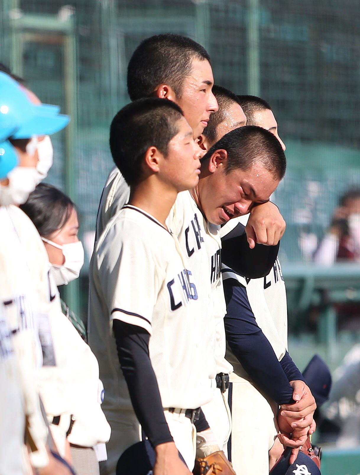 神戸国際大付にサヨナラ負けをして涙を流す長崎商ナイン（撮影・白石智彦）