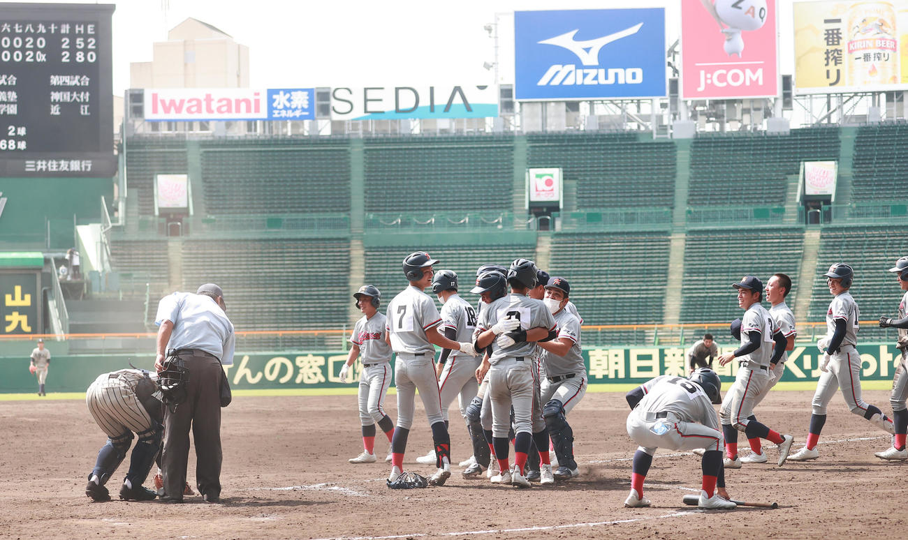 敦賀気比対京都国際　9回裏、サヨナラ勝ちし喜ぶ京都国際の選手たち（撮影・野上伸悟）