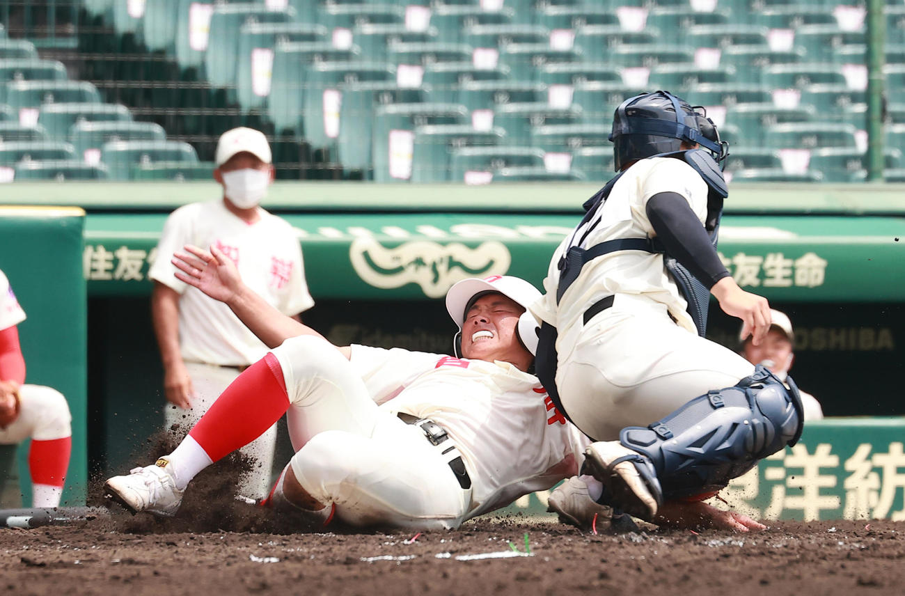 智弁和歌山対石見智翠館　3回表智弁和歌山2死二塁、渡部の右前打で本塁を狙うもアウトとなる角井翔一朗。捕手上（撮影・野上伸悟）