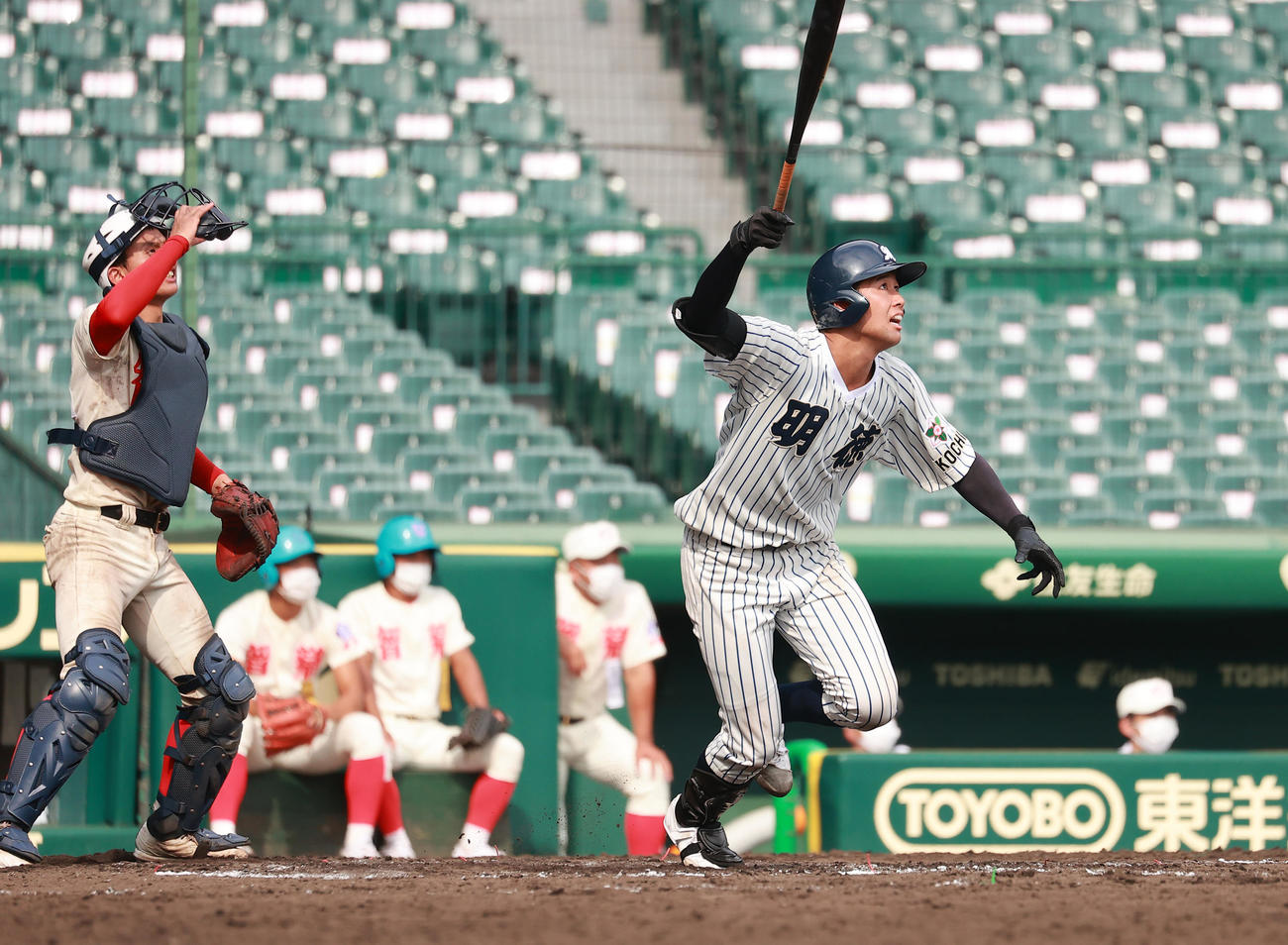 明徳義塾対智弁学園　9回表明徳義塾無死、右越え本塁打を放つ代木（撮影・野上伸悟）