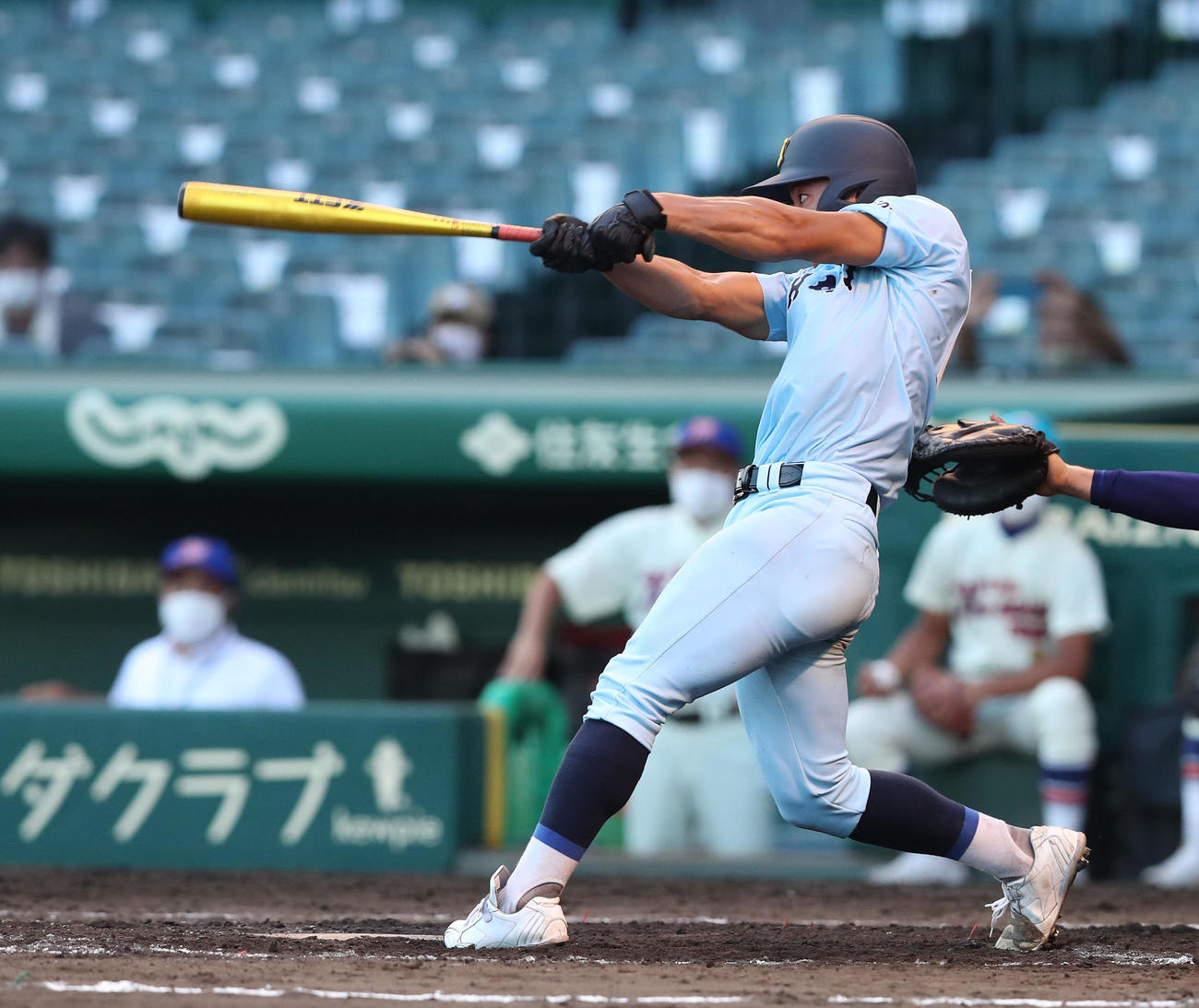 神戸国際大付対近江　7回裏近江2死三塁、中越え2点本塁打を放つ山田（撮影・白石智彦）
