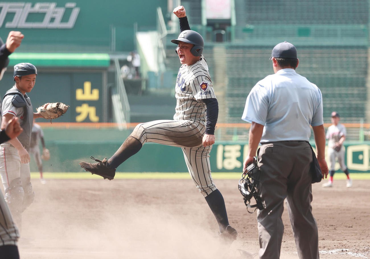敦賀気比対京都国際　8回表敦賀気比1死二、三塁、小西の右犠飛で生還し喜ぶ上加世田（撮影・野上伸悟）