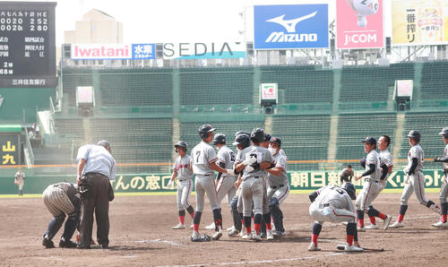 敦賀気比対京都国際 9回裏、サヨナラ勝ちし喜ぶ京都国際の選手たち(撮影・野上伸悟)