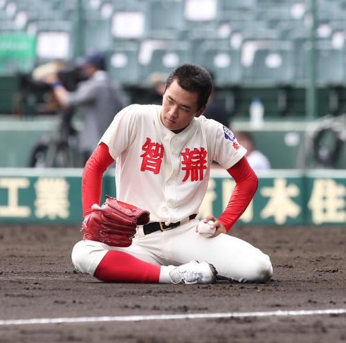 明徳義塾対智弁学園 4回表明徳義塾無死一塁、西村は投前を処理するときに転んでしまう(撮影・屋方直哉)