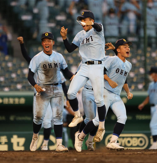 神戸国際大付対近江 神戸国際大付にサヨナラ勝ちをし喜ぶ近江ナイン(撮影・屋方直哉)