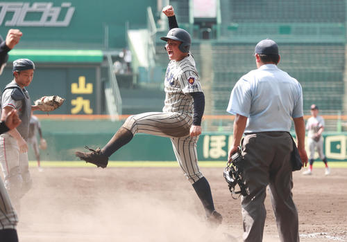 敦賀気比対京都国際 8回表敦賀気比1死二、三塁、小西の右犠飛で生還し喜ぶ上加世田(撮影・野上伸悟)