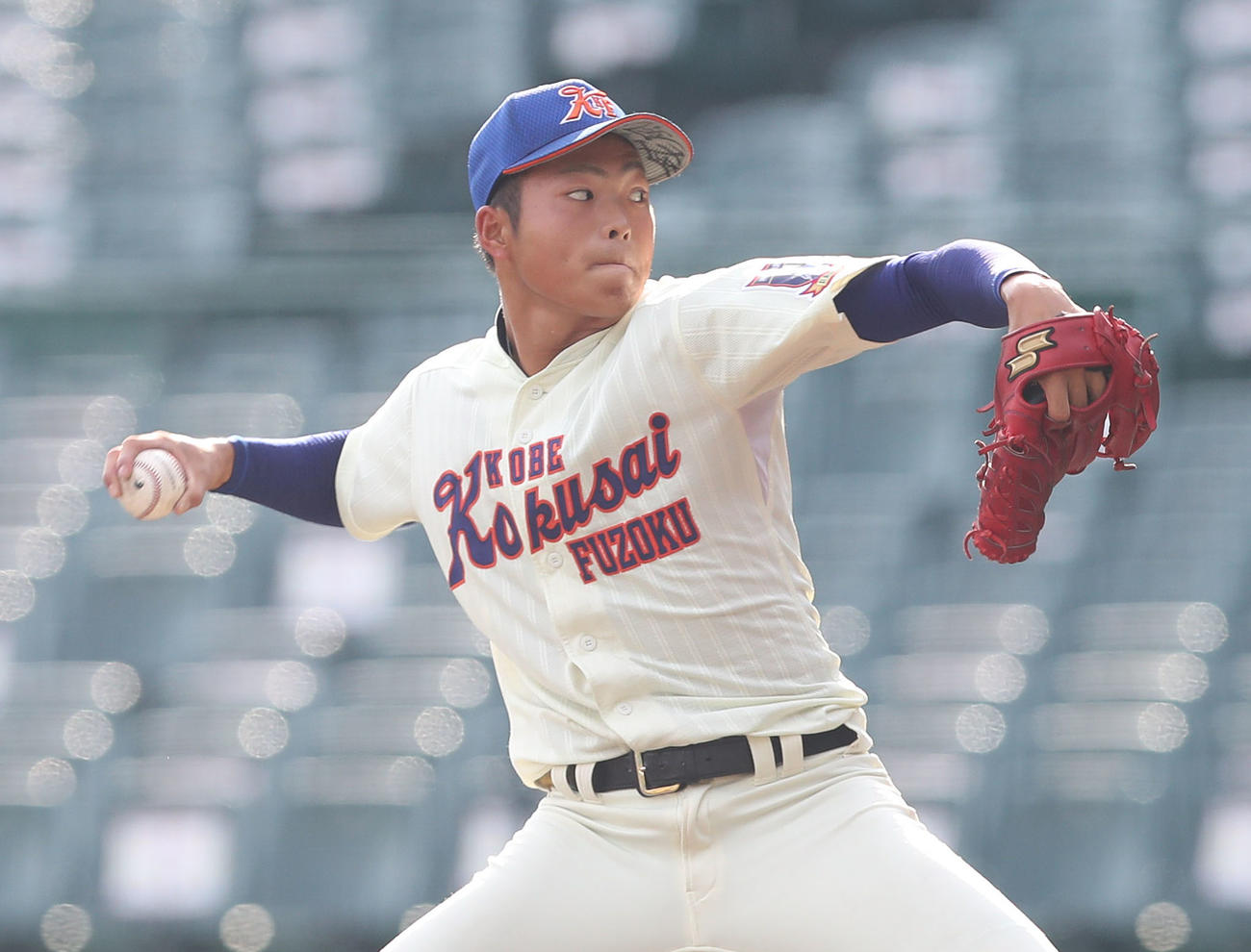 神戸国際大付対近江　近江戦に先発する神戸国際大付・阪上（撮影・白石智彦）