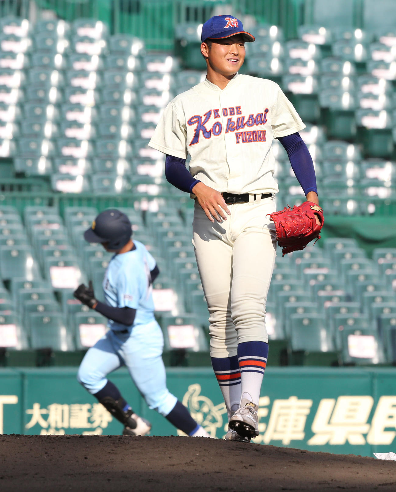 神戸国際大付対近江　2回裏近江無死、阪上は新野に中堅へ先制の本塁打を浴びる（撮影・屋方直哉）