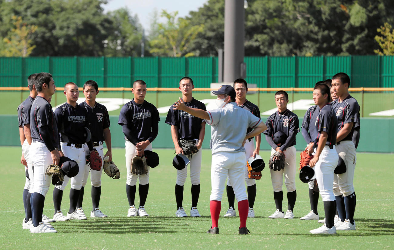 小牧監督（中央）の指示を聞く京都国際の選手たち（代表撮影）