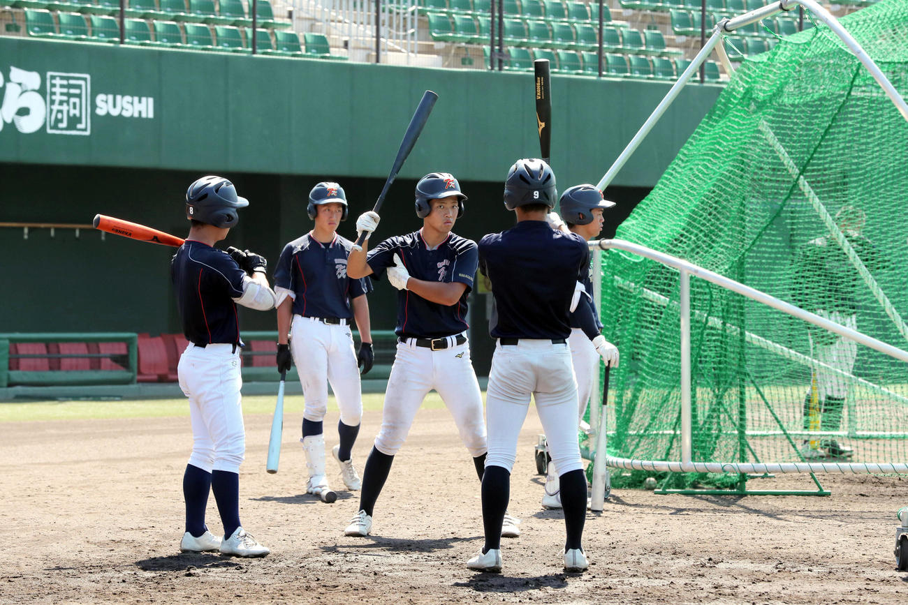 準決勝に備え、打撃練習する京都国際の選手たち（代表撮影）