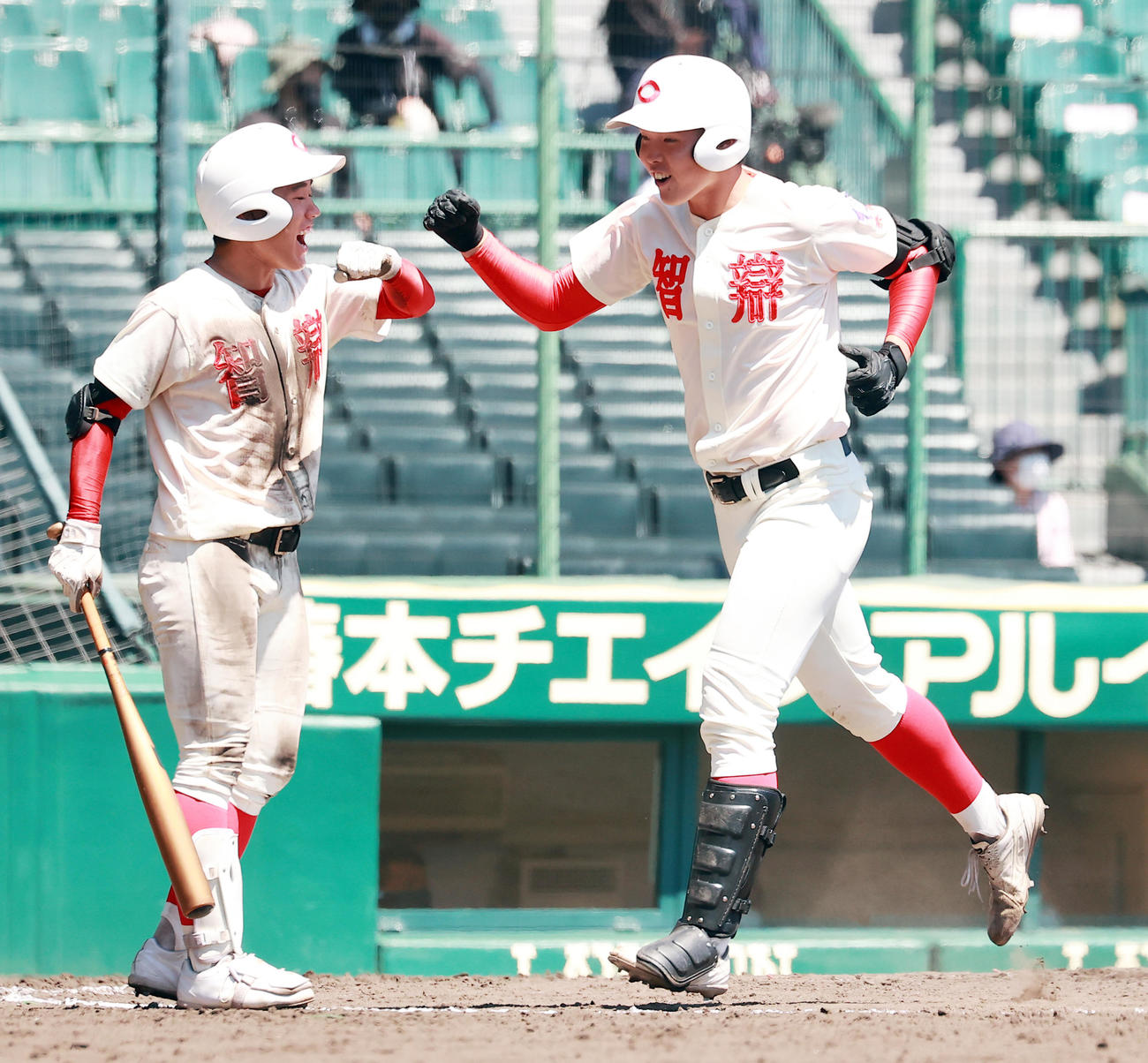 智弁学園対京都国際　4回表智弁学園2死一、二塁、左越え先制3点本塁打を放ち喜ぶ小畠（撮影・野上伸悟）
