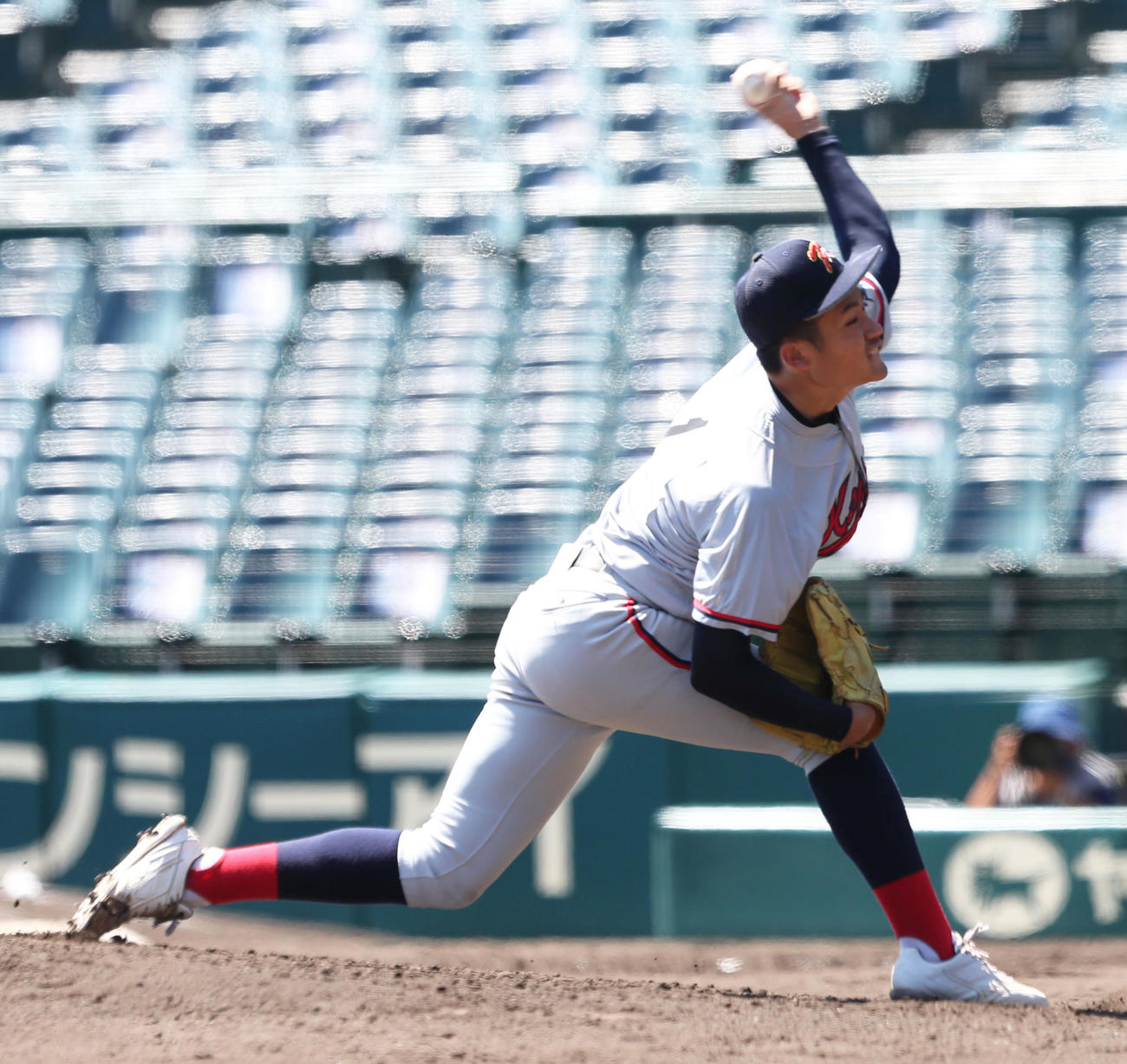 智弁学園対京都国際　2番手で登板した森下（撮影・屋方直哉）