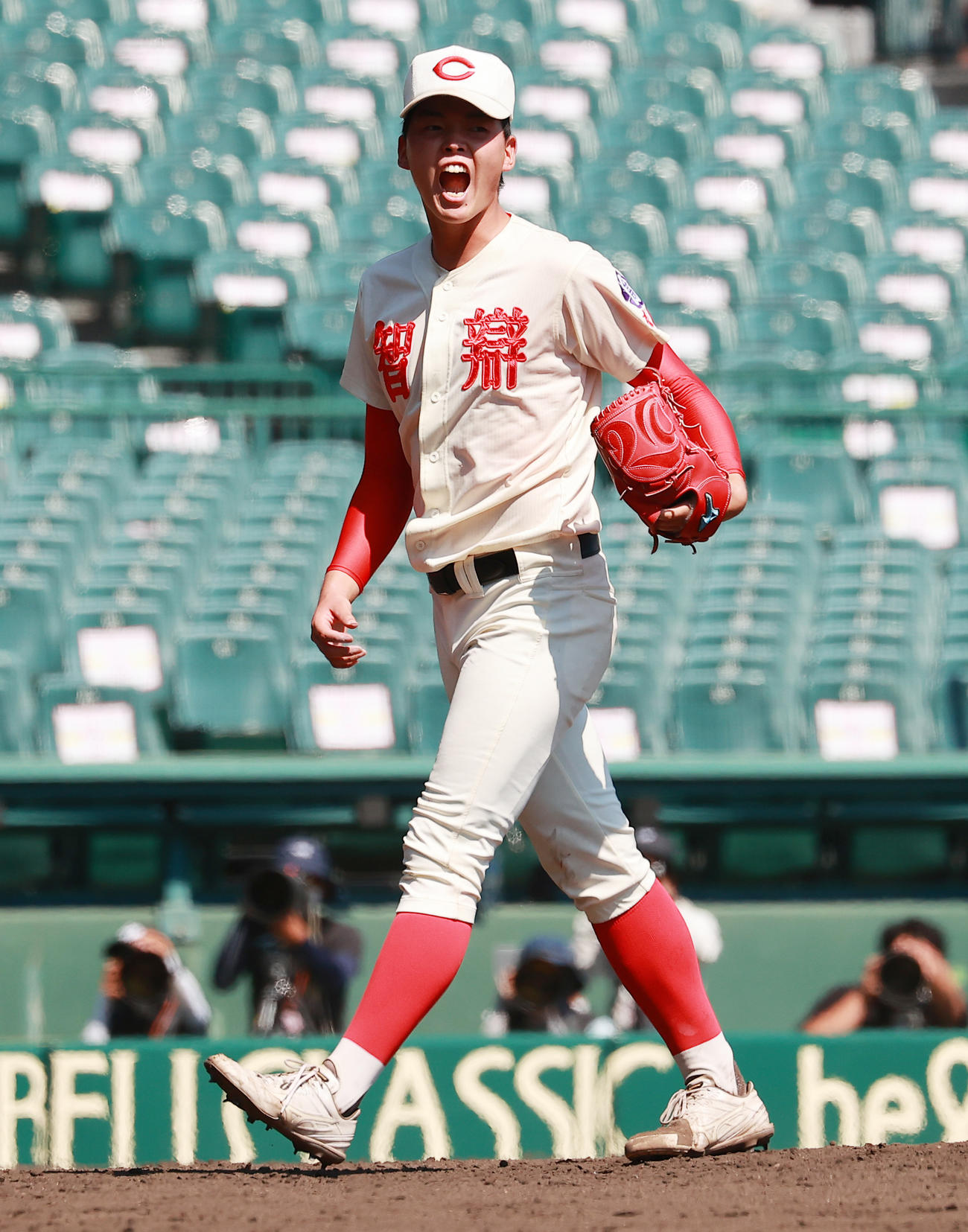 智弁学園対京都国際　完投勝利で決勝進出を決め喜ぶ智弁学園・小畠（撮影・野上伸悟）